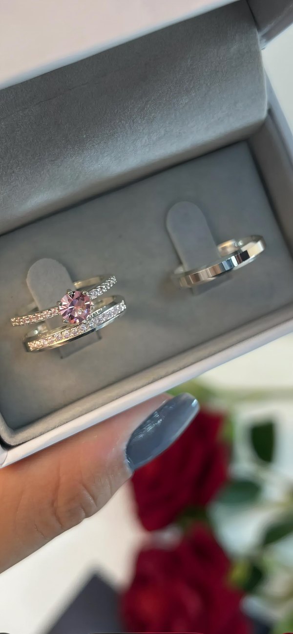Par de Alianças Chanfradas 3mm com Cravação Rosa - Prata 950, imagem 3